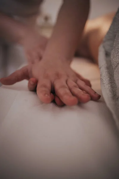 Een Jonge Man Genieten Van Ontspannende Hand Massage Gedaan Door — Stockfoto