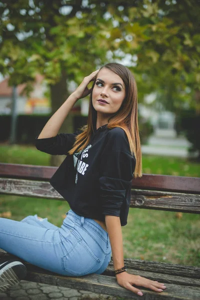 Uma Jovem Mulher Caucasiana Atraente Sentada Banco Posando Parque — Fotografia de Stock