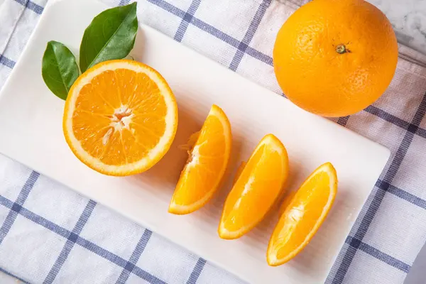 Una Vista Superior Naranja Recién Cortada Rodajas Plato Blanco — Foto de Stock