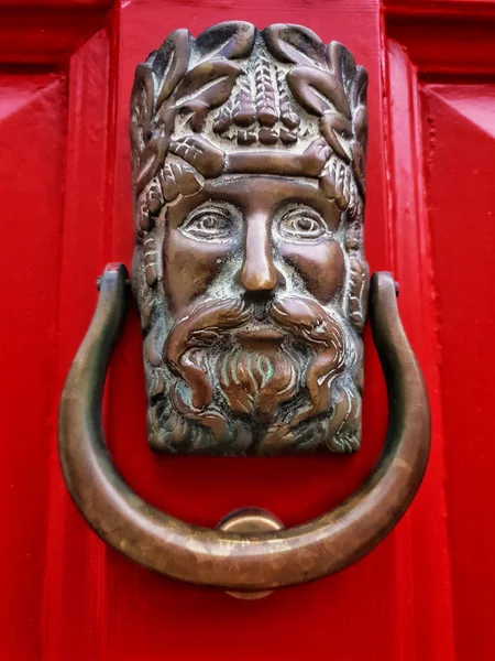 Fechar Porta Decorativa Bronze Batida Feita Sob Forma Uma Cabeça — Fotografia de Stock