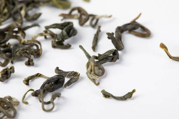 Zbliżenie Suszonych Czarnych Liści Herbaty Białym Tle — Zdjęcie stockowe