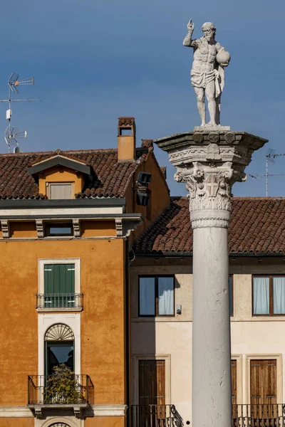 Eine Vertikale Aufnahme Der Statue Eines Mannes Der Auf Der — Stockfoto