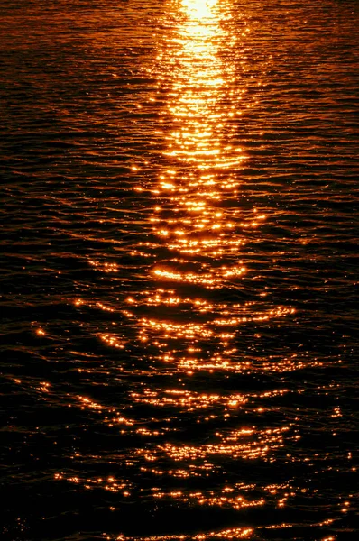 Vertica Shot Calm Water Orange Sunset — Stock Photo, Image