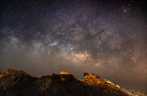 Okouzlující Pohled Hvězdnou Oblohu Přes Hory Ideální Pro Tapety — Stock fotografie