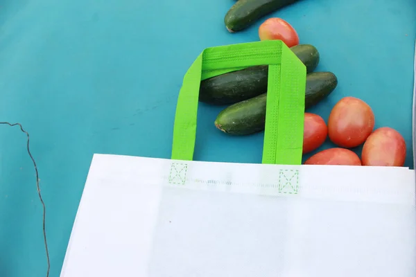 Bolsas Compras Blancas Verduras Frescas Sobre Fondo Azul —  Fotos de Stock