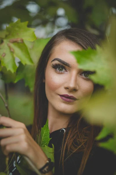 Eine Junge Brünette Kaukasierin Posiert Der Nähe Eines Baumes Mit — Stockfoto