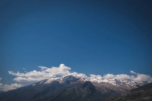 눈덮인 산봉우리의 아름다운 — 스톡 사진