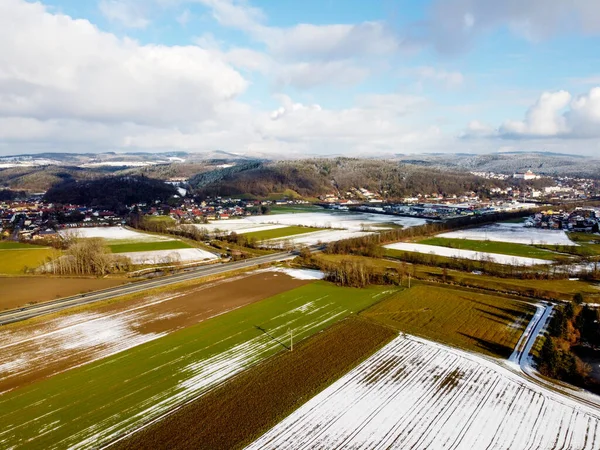 曇りの日に雪の多い農地の高角度ショット — ストック写真