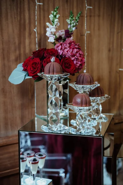Egy Függőleges Felvétel Csokis Pudingokról Virágokról Asztali Tükrön — Stock Fotó