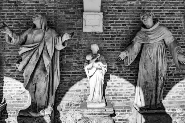 Uma Imagem Tons Cinza Das Esculturas Três Pessoas Menino Jesus — Fotografia de Stock