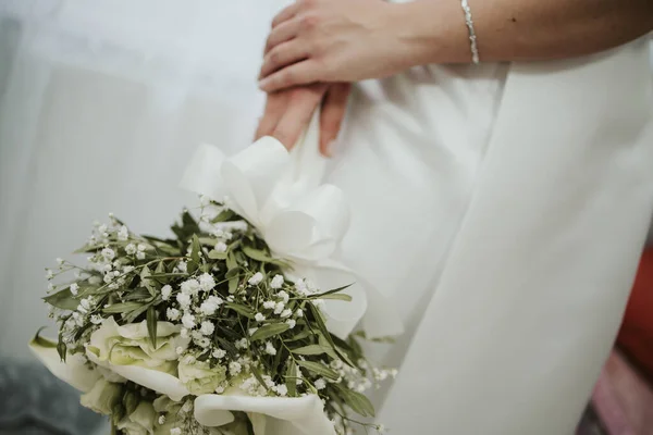 Eine Braut Trägt Ein Weißes Brautkleid Und Hält Ihren Blumenstrauß — Stockfoto