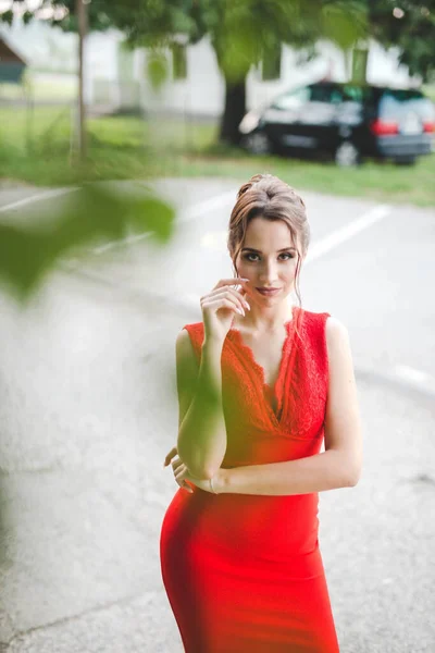 Uma Jovem Mulher Caucasiana Sexy Vestido Vermelho Posando Parque — Fotografia de Stock