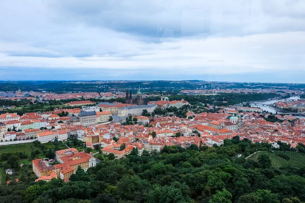 Bulutlu Gökyüzünün Altında Güzel Prag Şehrinin Hava Manzarası — Stok fotoğraf