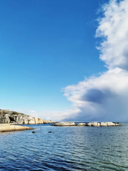 Sebuah Gambar Vertikal Dari Hari Yang Cerah Ranvika Norwegia Dengan — Stok Foto