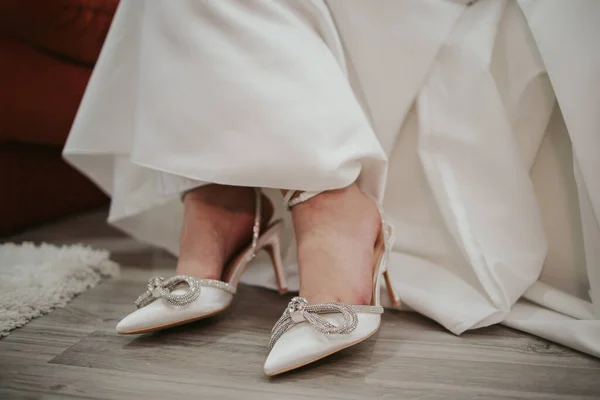 Gros Plan Une Mariée Portant Des Chaussures Mariée Élégantes Blanches — Photo