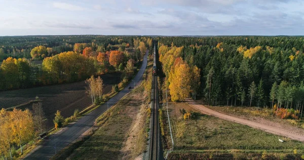 Aerial Drone Δείτε Ένα Μακρύ Τρένο Φορτίου Οδήγηση Μια Ύπαιθρο — Φωτογραφία Αρχείου
