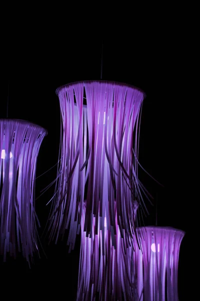 Plan Vertical Lampes Avec Des Décorations Violettes Sur Fond Sombre — Photo
