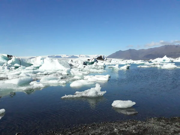 Чудовий Знімок Великого Льодовикового Озера Йокулсарлон Проти Ясного Блакитного Неба — стокове фото