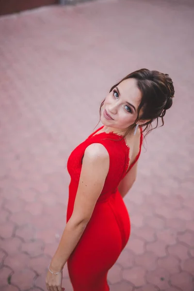 Uma Foto Aérea Uma Jovem Mulher Branca Vestindo Vestido Noite — Fotografia de Stock