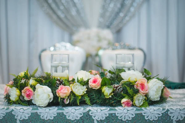 Närbild Blomsterdesign Ett Bröllopsbord — Stockfoto