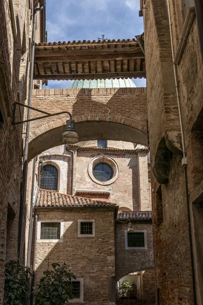 Vertikal Bild Vacker Katedral Med Bit Blå Himmel Treviso Italien — Stockfoto