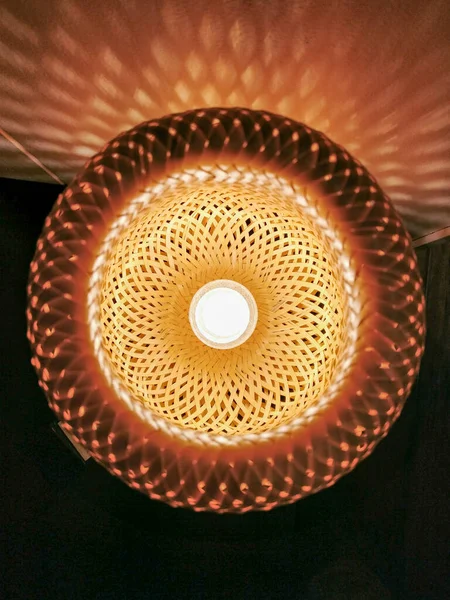 Egy Sárga Fából Készült Lámpa Mintás Díszítéssel — Stock Fotó