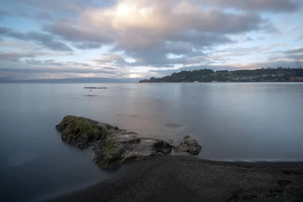 Una Vista Panoramica Una Costa Tranquilla Sotto Uno Sfondo Cielo — Foto Stock