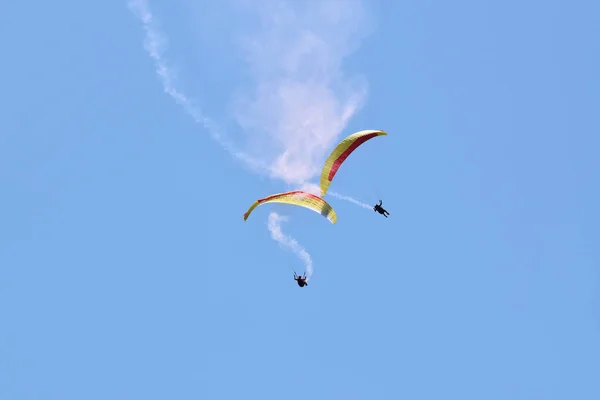 Nízký Úhel Záběru Lidí Paraglidujících Pod Slunečním Světlem Modrou Oblohou — Stock fotografie