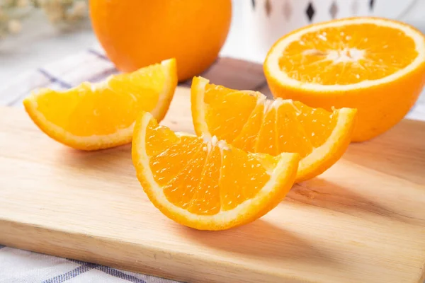 Closeup Fresh Orange Slices Chopping Board — Stock Photo, Image