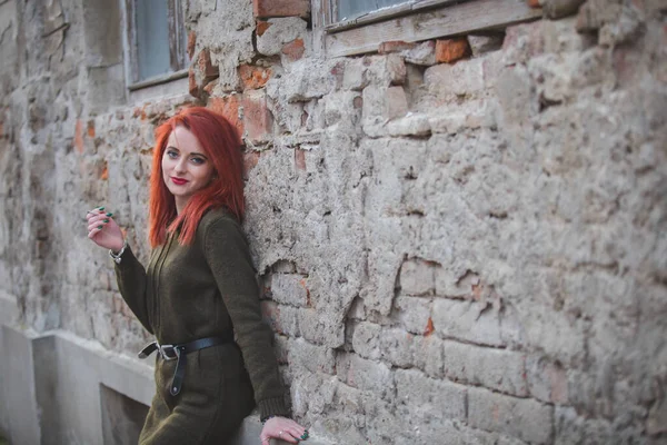 Uma Jovem Mulher Caucasiana Atraente Vestido Verde Fumando Posando Frente — Fotografia de Stock