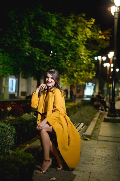 Tiro Vertical Uma Jovem Modelo Feminina Loira Casaco Amarelo Moda — Fotografia de Stock