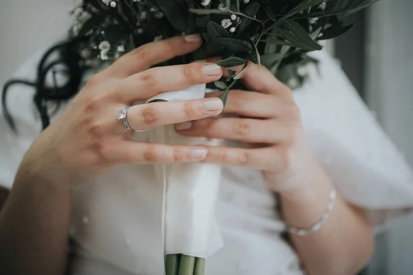結婚指輪をして花束を持っている花嫁 — ストック写真