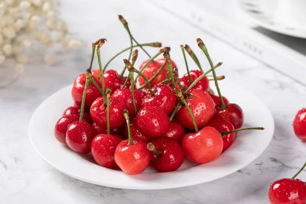 Gros Plan Cerises Fraîches Sur Table — Photo