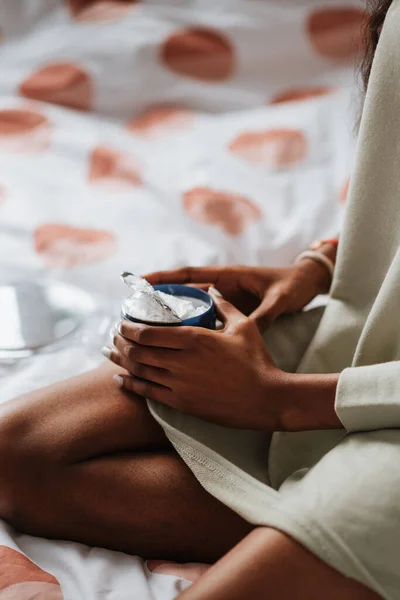 Eine Junge Afrikanerin Hält Ein Glas Handcreme Während Sie Auf — Stockfoto