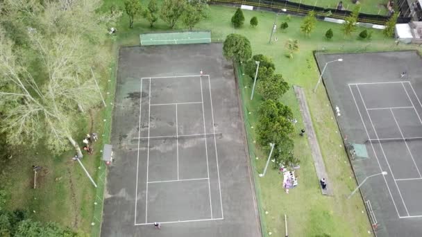 4Kの公園で進行中のゲームでテニスコートの空中ショット — ストック動画