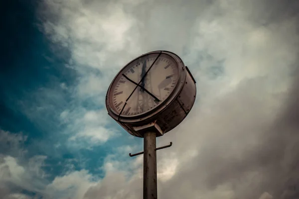 Horloge Station Abandonnée Contre Ciel Dramatique — Photo