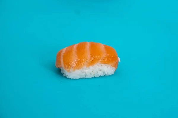 Sake Nigiri Sushi Mavi Bir Yüzeyde Somon Suşisine Yakın Çekim — Stok fotoğraf