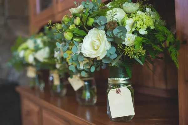 Eine Vertikale Aufnahme Eines Hochzeitsstraußes Aus Bunten Blumen — Stockfoto