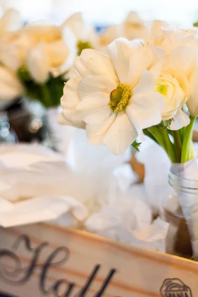 Pionowe Zbliżenie Strzał Białych Kwiatów Bukiecie — Zdjęcie stockowe