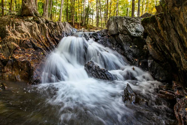 Cascada Con Colores Otoñales Agua Borrosa —  Fotos de Stock