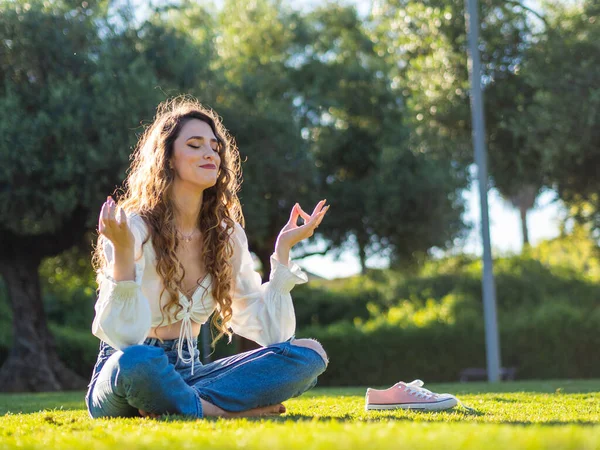 Egy Fiatal Spanyol Meditál Fűben Ülve Tavaszi Napfényes Parkban — Stock Fotó