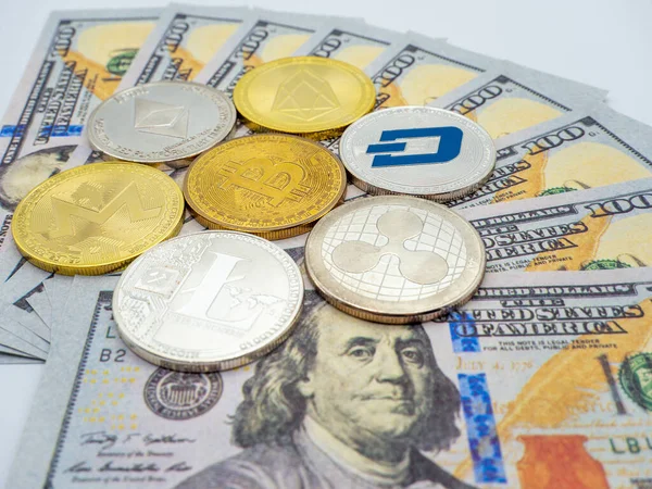 Närbild Bitcoins Ethereum Mynt Och Andra Altcoinsput Hundra Dollarsedlar — Stockfoto