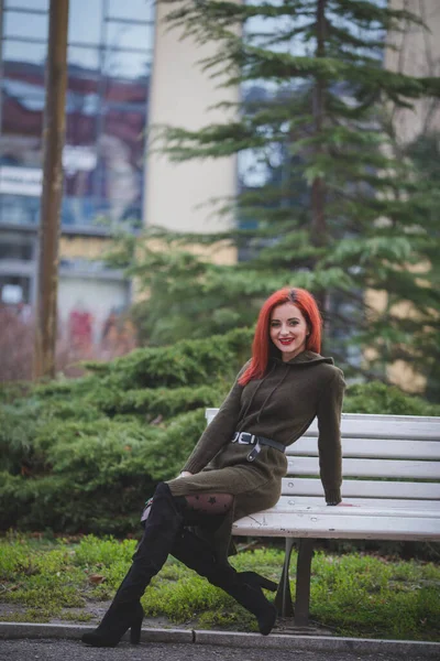Привлекательная Молодая Кавказка Рыжими Волосами Сидит Скамейке Парке — стоковое фото