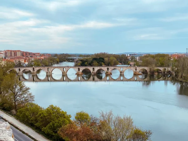 Живописный Вид Спокойную Реку Доуро Мостом Самора Испании — стоковое фото
