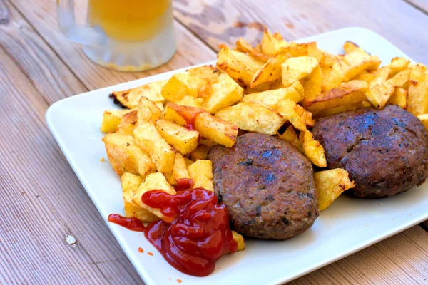 Hamburguesas Con Papas Frescas Hechas Mano Ketchup Sobre Una Mesa — Foto de Stock