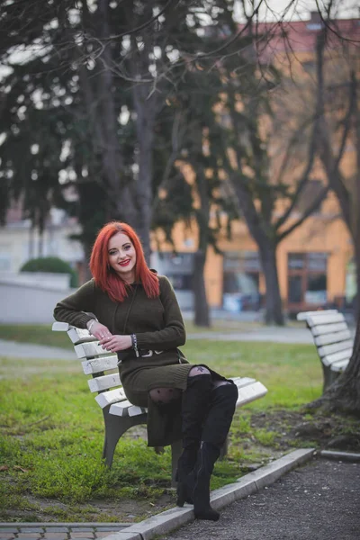 Una Atractiva Joven Mujer Caucásica Con Pelo Rojo Sentada Banco — Foto de Stock