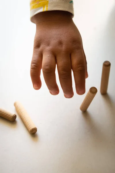 木の棒で遊ぶ子供の手のショット — ストック写真
