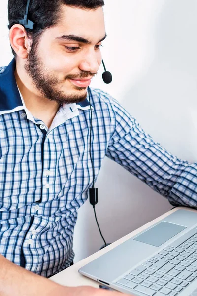 Een Jonge Israëlische Man Doet Mee Aan Een Videovergadering Met — Stockfoto