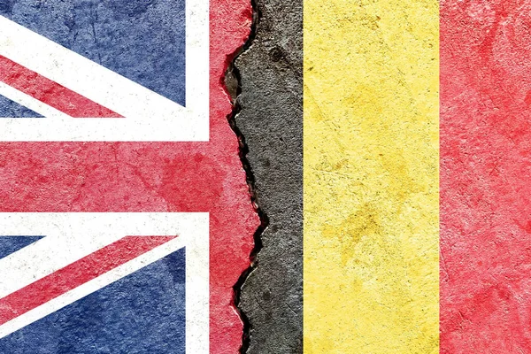 Σημαίες Του Ηνωμένου Βασιλείου Και Του Βελγίου Ένα Ραγισμένο Τείχος — Φωτογραφία Αρχείου