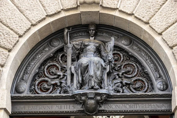 Rzeźba Samicy Mieczem Pięknymi Ozdobami Ścianie Uniwersytetu Padwy — Zdjęcie stockowe